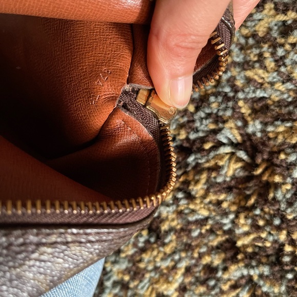 Preowned Louis Vuitton Damier Papillon Roll bag. - Picture 6 of 8